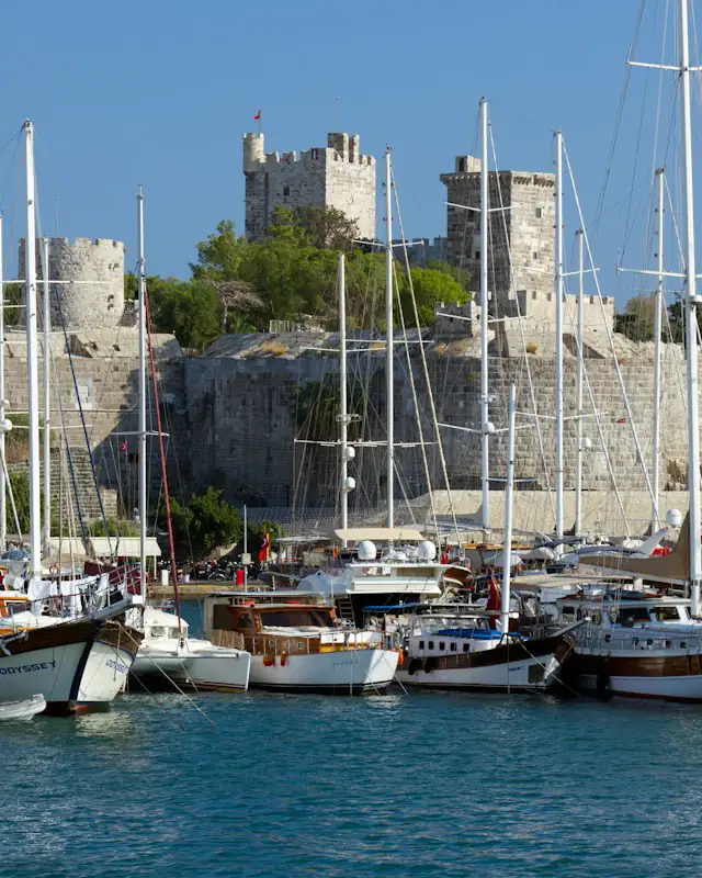 Bodrum Kalesi önünde demirli yelkenliler
