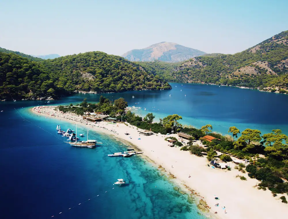 Ölüdeniz lagünü ve Belcekız plajının havadan görünümü