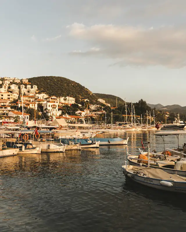Kaş limanında sabah, sakin suda tekneler