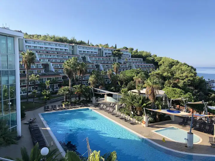 Çam ormanlı yamaçta teras katlı otel ve büyük açık havuz