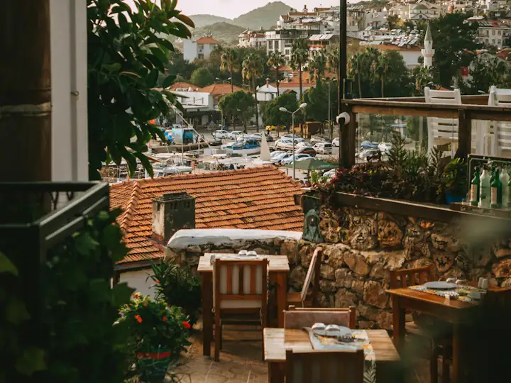Kaş limanına bakan, ahşap masalı taş teras